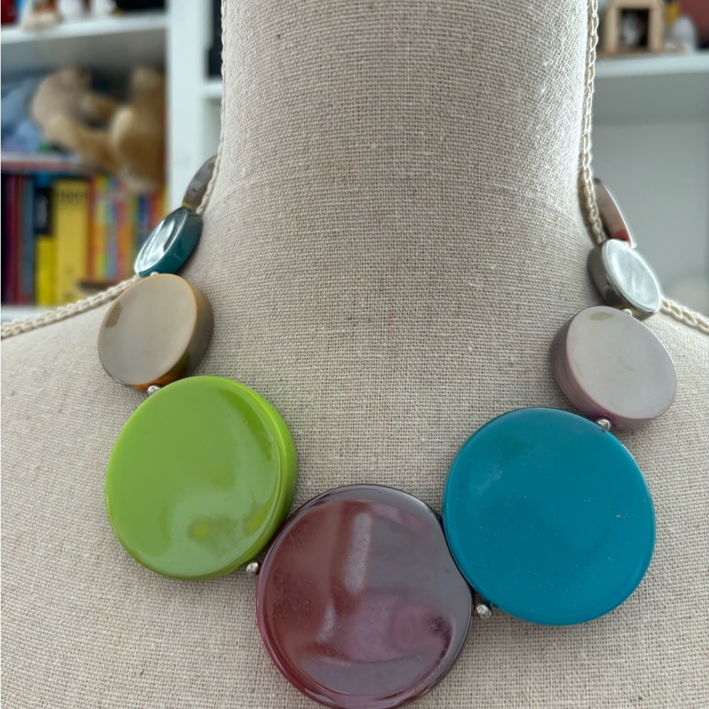 Fun chunky necklace with vintage feel.